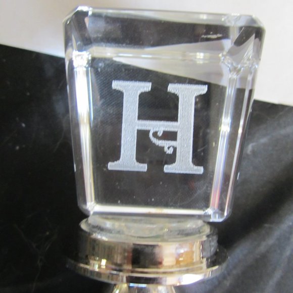 CLEAR GLASS WITH LASER ETCHED "H" IN CENTER BOTTLE STOPPER SIMPLE ELEGANCE - Picture 5 of 6